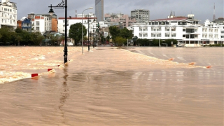 Nhiều nơi ở miền Trung lại chìm trong lũ, Công an kịp thời đảm bảo an toàn cho người dân