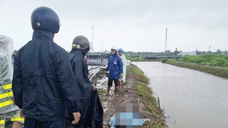 Hai người bị sét đánh tử vong khi đang vệ sinh ao tôm ở Cà Mau