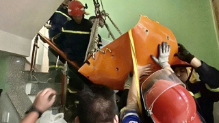 Cứu hộ kịp thời đưa nạn nhân nặng 150kg bị tai biến từ lầu 3 xuống đất