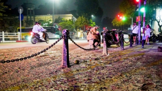 Hà Nội: Xử phạt tài xế xe tải đổ bùn nhão ra đường trong đêm