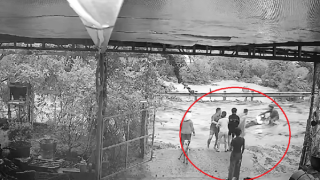 Đất đá sạt lở ầm ầm như thác, nhiều người tháo chạy thục mạng