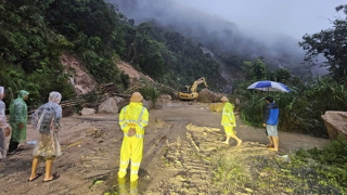 CSGT Lâm Đồng giải cứu 20 người mắc kẹt giữa đèo Khánh Lê