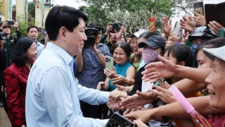 Chủ tịch nước Lương Cường thăm hỏi bà con vùng lũ xã Gò Nổi