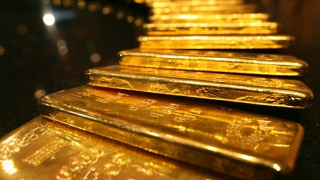 Giá vàng lại rơi khỏi mốc 150 triệu/lượng