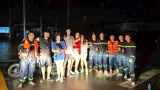 Cảnh sát cứu 3 du khách người Nga thoát khỏi vùng ngập lụt