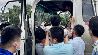 Phá cabin giải cứu tài xế xe tải sau va chạm với rơ-mooc xe đầu kéo