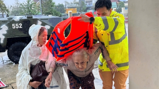 Công an Gia Lai: Nỗ lực cứu hộ, chăm lo người dân vùng ngập lụt