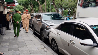 Xe bán tải "dồn toa" nhiều phương tiện trên phố ở Hà Nội