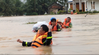 Công an Khánh Hòa dầm mình trong mưa lũ sơ tán, cứu nạn nhiều người dân
