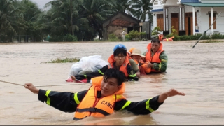 Kịp thời di dời, sơ tán người dân khu vực sạt lở, ngập sâu đến nơi an toàn
