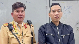 CSGT cùng người dân quật ngã tên cướp xe máy trên phố