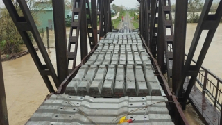 Tiếp tục điều tàu chở hàng “chống trôi” 2 cầu đường sắt ở Diêu Trì