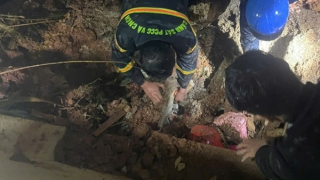 Cứu sống bé gái 7 tuổi bị đất đá vùi lấp tại nhà