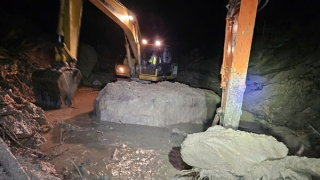 Trắng đêm thông đường, giải cứu hàng loạt xe ôtô mắc kẹt trên đèo Khánh Lê