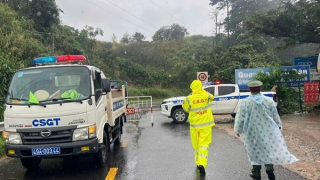 Mưa tầm tã đe dọa đèo Sông Pha, cấm các phương tiện qua lại