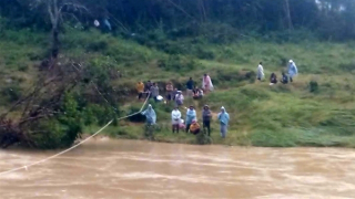Giải cứu thành công 31 người dân bị cô lập bên bờ sông Ba