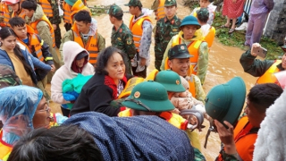 Công an các đơn vị, địa phương khẩn trương sơ tán người dân ra khỏi khu vực nguy hiểm, bị nước lũ cô lập