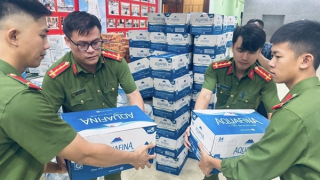 Chuẩn bị hàng chục tấn hàng cứu trợ bà con vùng lũ khẩn cấp trong đêm