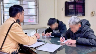 Rủ bạn đi bốc đầu xe máy thì bị người dân báo CSGT