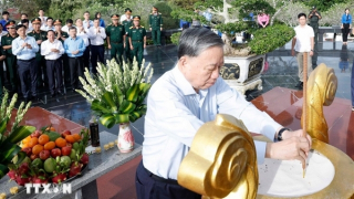 Tổng Bí thư dâng hương tưởng niệm Chủ tịch Hồ Chí Minh và các liệt sĩ ở Phú Quốc