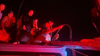 Cảnh sát cứu 33 người trên xe khách sắp bị nước lũ cuốn trôi