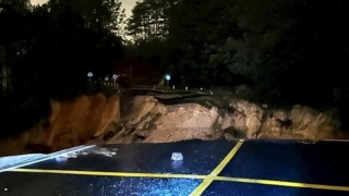 Sạt lở cắt đôi đường đèo Mimosa Đà Lạt, trắng đêm giải cứu người dân