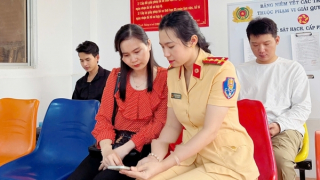 Công an Cà Mau đẩy mạnh cài đặt ứng dụng VNeTraffic