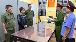 Đưa con đi học "tiện tay" giật luôn dây chuyền của học sinh cùng trường con