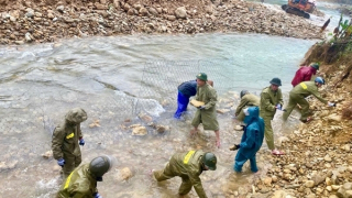 Công an xã ở Huế dầm mình trong mưa rét, khắc phục sạt lở tuyến đường độc đạo