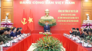 General Secretary To Lam meets with outstanding members of Grassroots Security and Order Support Force