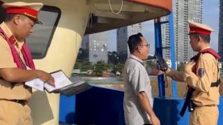 CSGT đồng loạt kiểm tra xử lý hành vi vi phạm của các phương tiện thủy nội địa