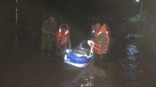 Công an Đồng Nai khẩn trương hỗ trợ hàng trăm hộ dân bị ngập lụt