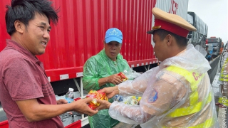 CSGT Khánh Hòa hỗ trợ hàng trăm suất ăn cho người dân trên xe ô tô tạm dừng do ảnh hưởng lũ lụt