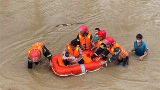 Công an tỉnh Đắk Lắk nỗ lực giúp dân vùng lũ lụt