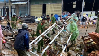 Công an Lâm Đồng khẩn trương giúp dân khắc phục hậu quả mưa lũ