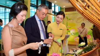 Hàng không Quốc gia của Việt Nam “kể chuyện bằng hương sen” trên hành trình bay