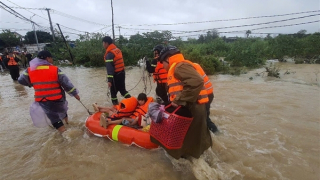 Một tuần dầm mưa lũ, lính cứu hoả làm điểm tựa vững chắc của dân