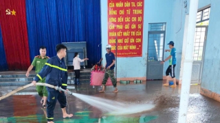 Công an Gia Lai khẩn trương hỗ trợ các trường học ở vùng bị ngập lụt