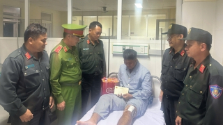 Trung đoàn CSCĐ Nam Trung Bộ không quản hiểm nguy vào tâm lũ hỗ trợ người dân