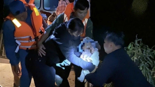 Cháu bé sốt cao, bị cô lập trong lũ được Cảnh sát đưa đi cấp cứu kịp thời