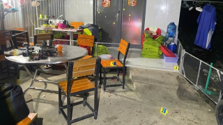 Bị chồng thách thức, vợ xông đến bàn nhậu rạch mặt “hoa lạ”