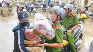 Cục Ngoại tuyến Bộ Công an hỗ trợ người dân vùng thiệt hại do bão số 13