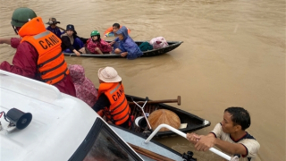 Xúc động hình ảnh CBCS Công an  giúp dân vùng tâm lũ Đắk Lắk