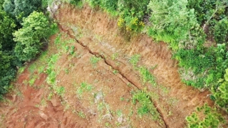 Quả đồi nứt toác, khẩn cấp di dời dân trong đêm