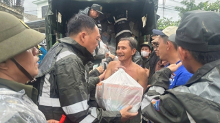 Cảnh sát cơ động Nam Trung Bộ phối hợp tặng quà trị giá hơn 1 tỷ đồng cho bà con vùng lũ