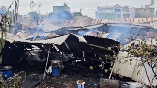 Dập tắt 2 vụ cháy nhà xưởng lúc rạng sáng tại TP Hồ Chí Minh