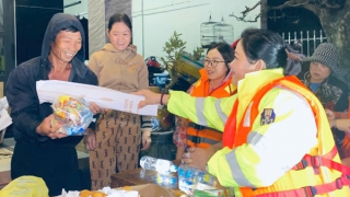 Công an tỉnh Gia Lai vượt lũ cứu dân, kêu gọi hàng ngàn suất quà hỗ trợ bà con