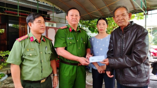 Thăm hỏi, động viên gia đình cán bộ Công an tỉnh Đắk Lắk có thân nhân thiệt mạng trong đợt lũ lụt