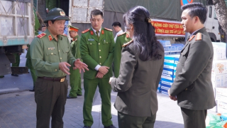 Bộ Công an vận chuyển hàng hóa, nhu yếu phẩm hỗ trợ bà con vùng lũ Nam Trung Bộ