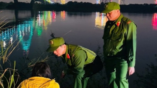 CS 113 kịp thời ngăn chặn một phụ nữ có ý định tự tử tại cầu Nhật Tân